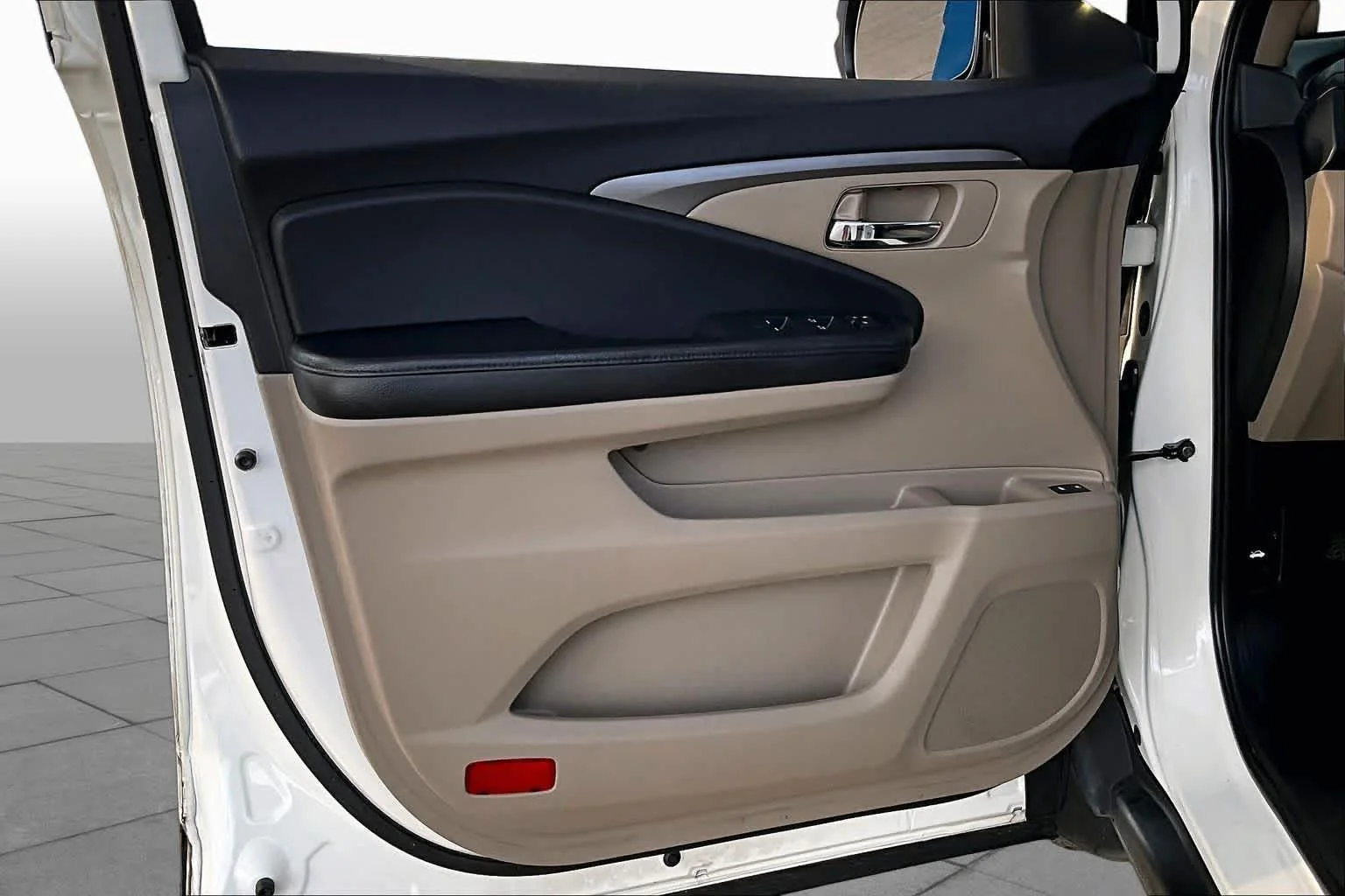Used 2017 White Diamond Pearl Honda EX-L image 22