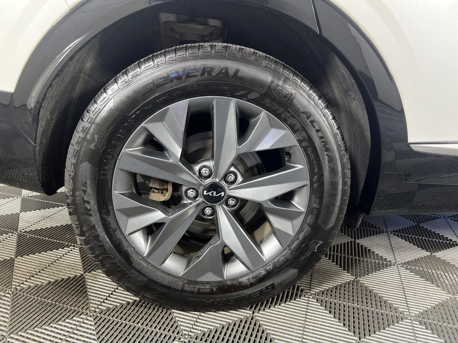 Used 2024 Snow White Pearl Kia SX-Prestige image 11