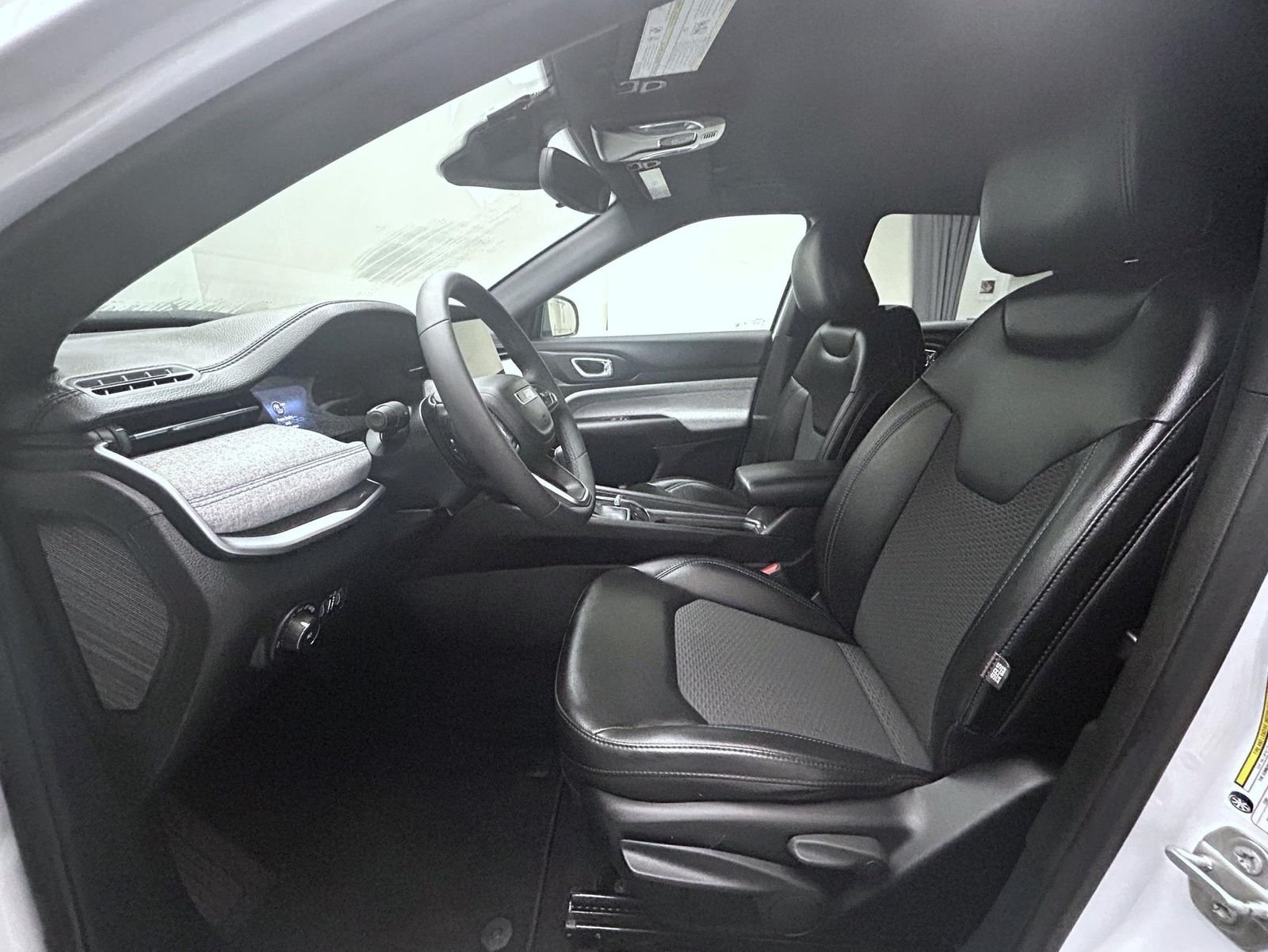Used 2023 White Jeep Latitude image 10