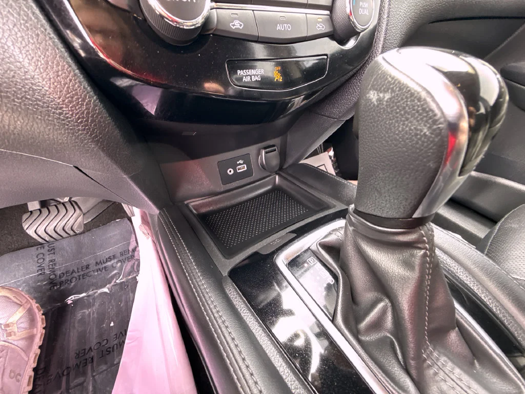 Used 2018 White Nissan SL image 22