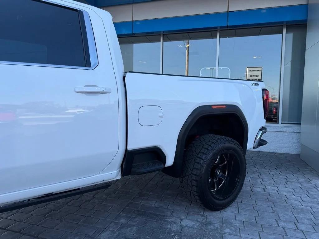 Used 2022 SUMMIT WHITE GMC SLE image 6