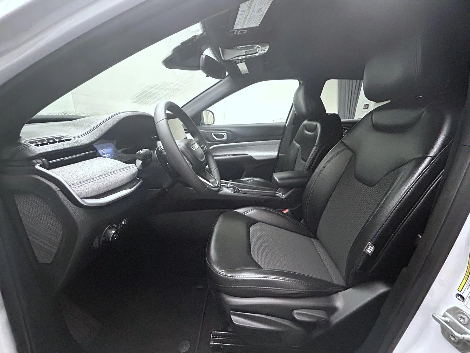 Used 2023 White Jeep Latitude image 10