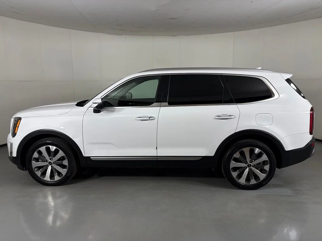 Used 2022 White Kia S image 5