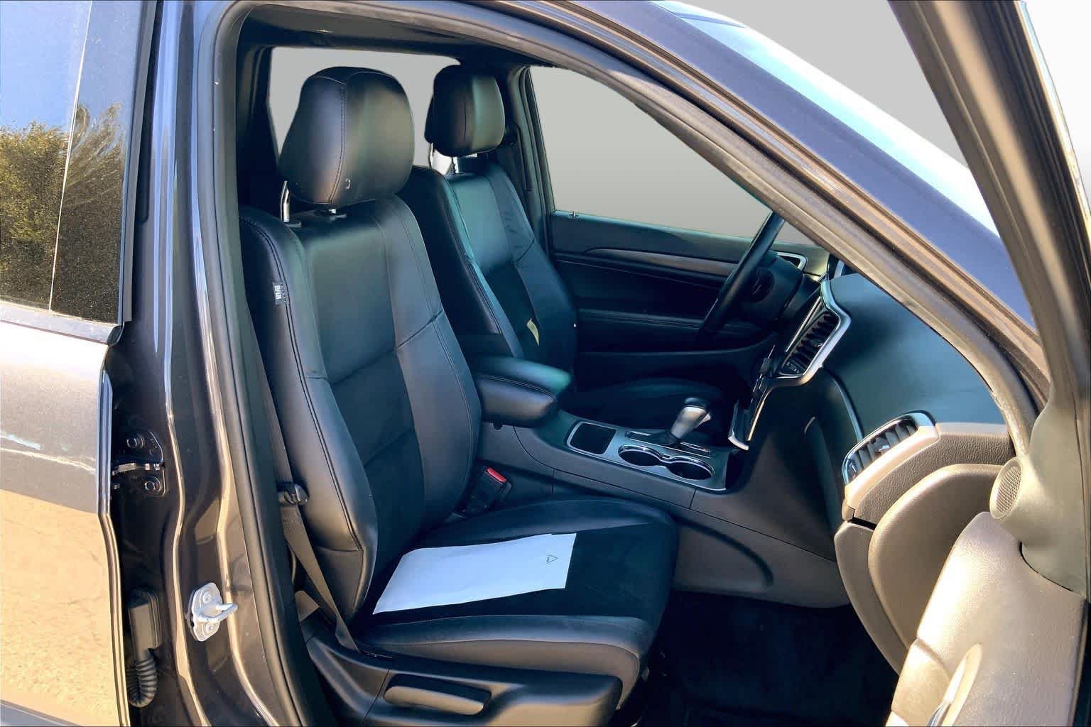 Certified Used 2018 Granite Crystal Metallic Clearcoat Jeep Altitude image 9