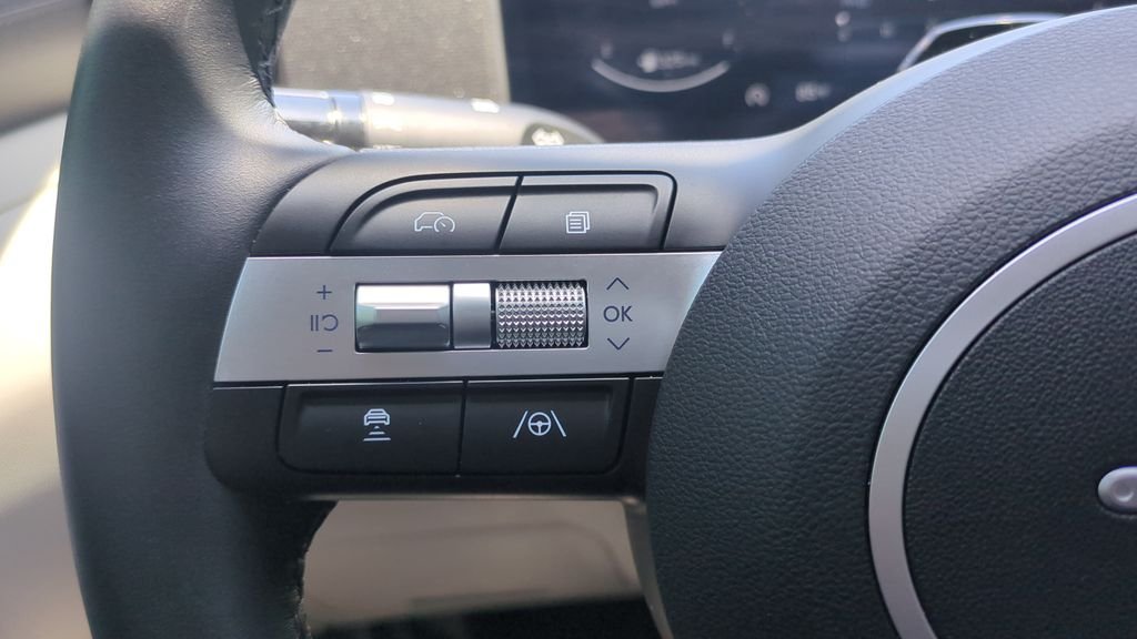 Used 2025 Green Hyundai SEL Convenience image 21