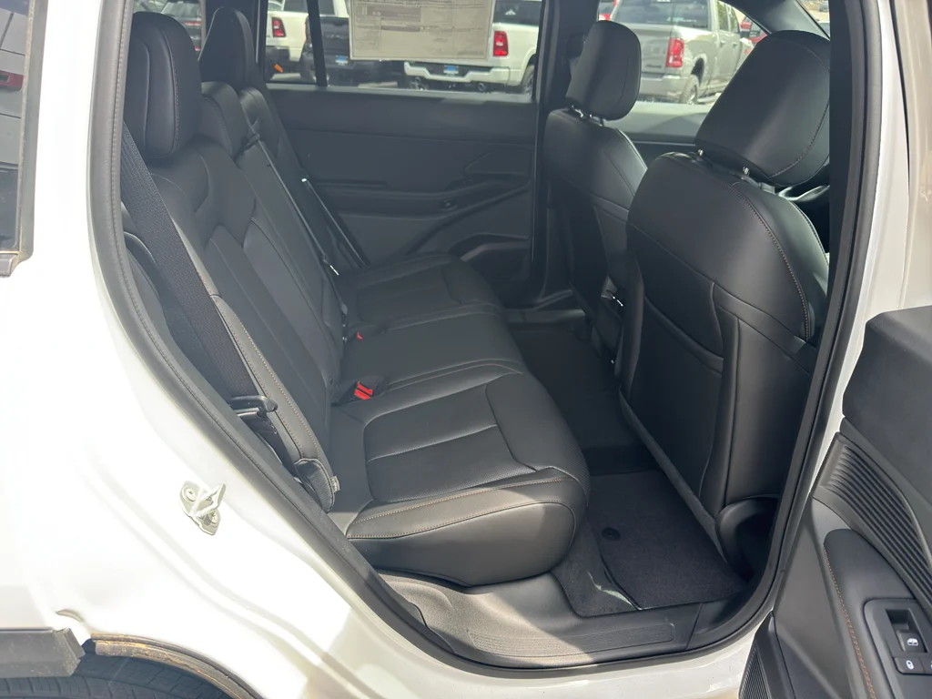 New 2026 Bright White Clear-Coat Exterior Paint Jeep Limited image 12