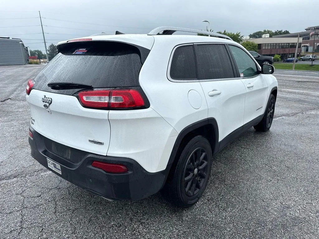 Used 2018 White Jeep Latitude image 7