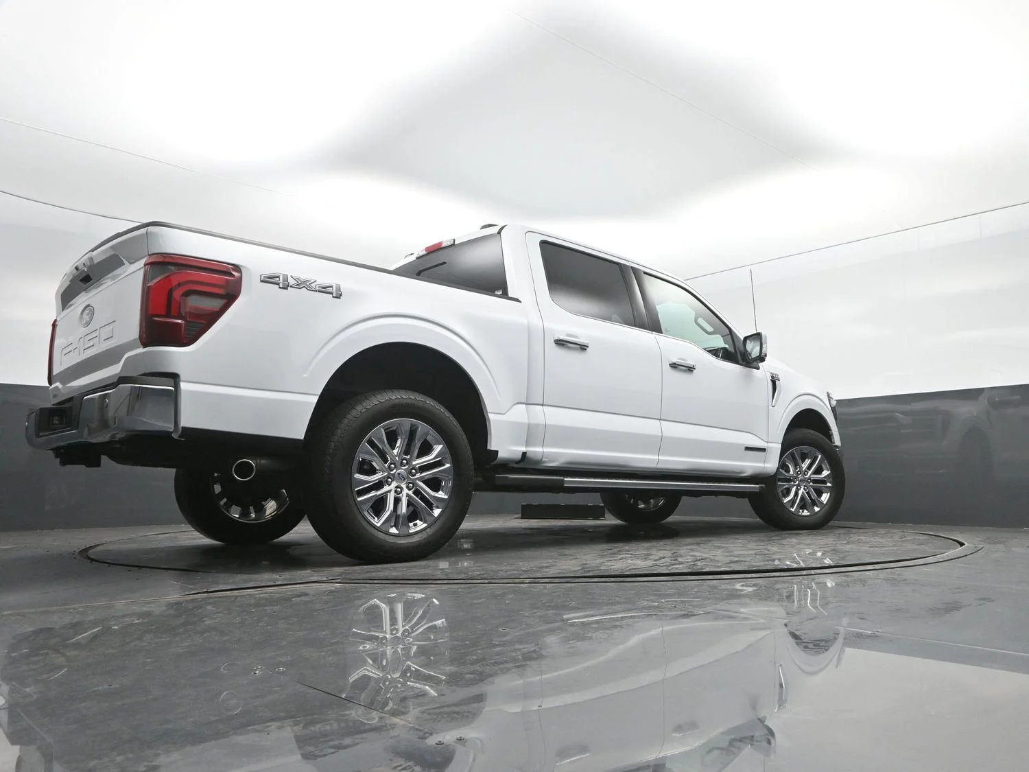 Used 2025 Oxford White Ford LARIAT image 38