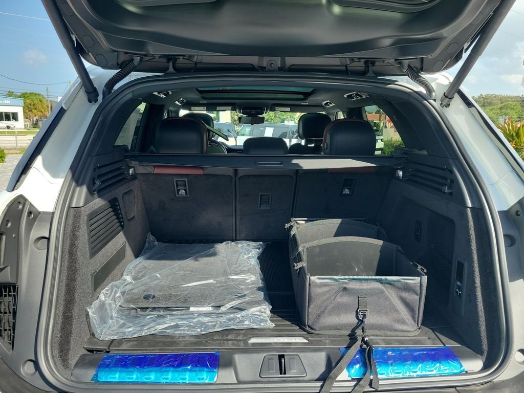 New 2026 Fuji White LAND ROVER Dynamic SE image 11