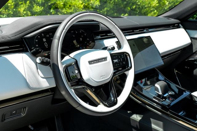 New 2026 Ostuni Pearl White Premium Metallic Land Rover Dynamic SE image 22