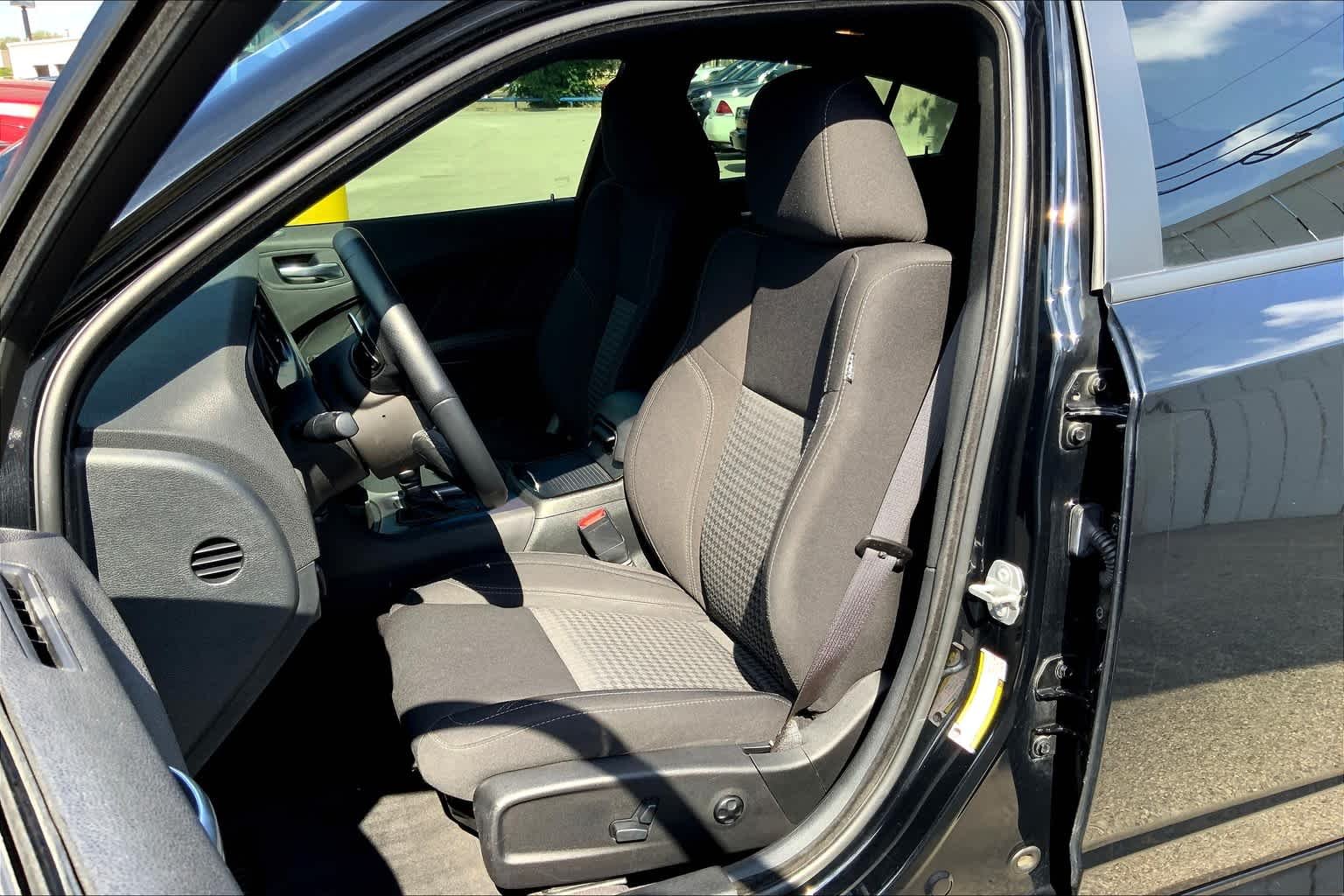 Used 2018 Pitch Black Clearcoat Dodge SXT Plus image 8