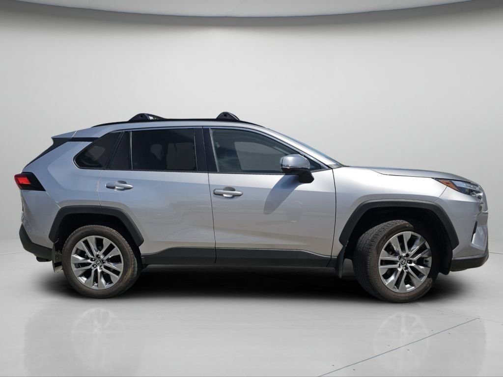 Used 2022 Silver Sky Metallic Toyota XLE Premium image 27