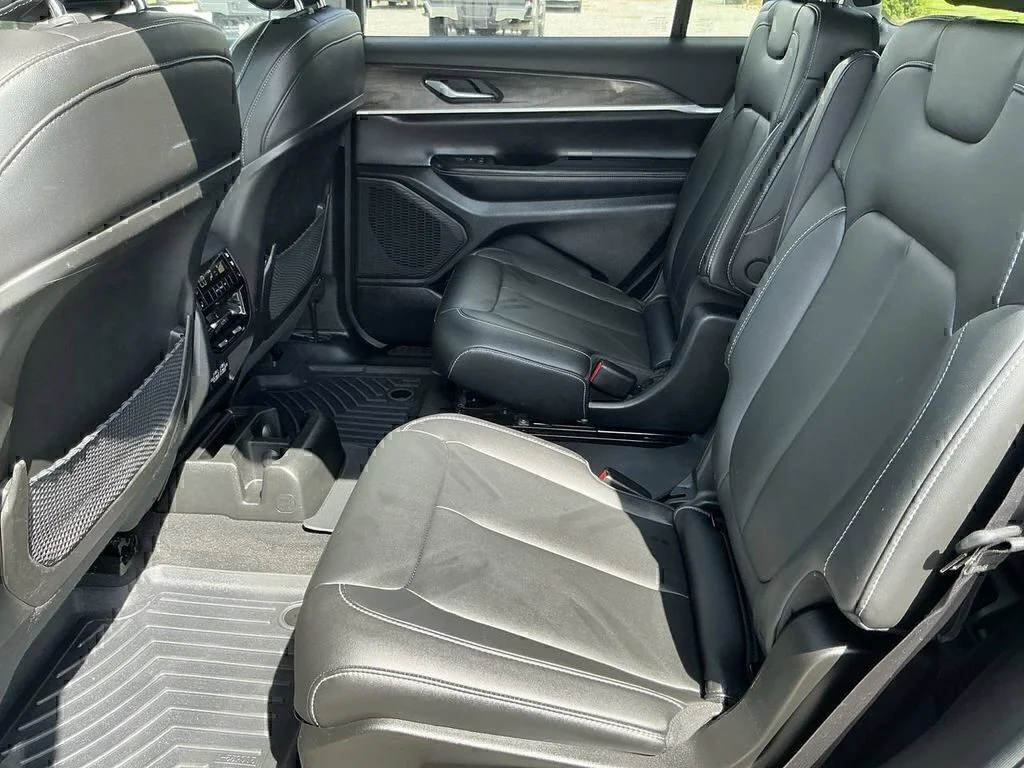 Used 2023 Metallic Jeep Limited image 18