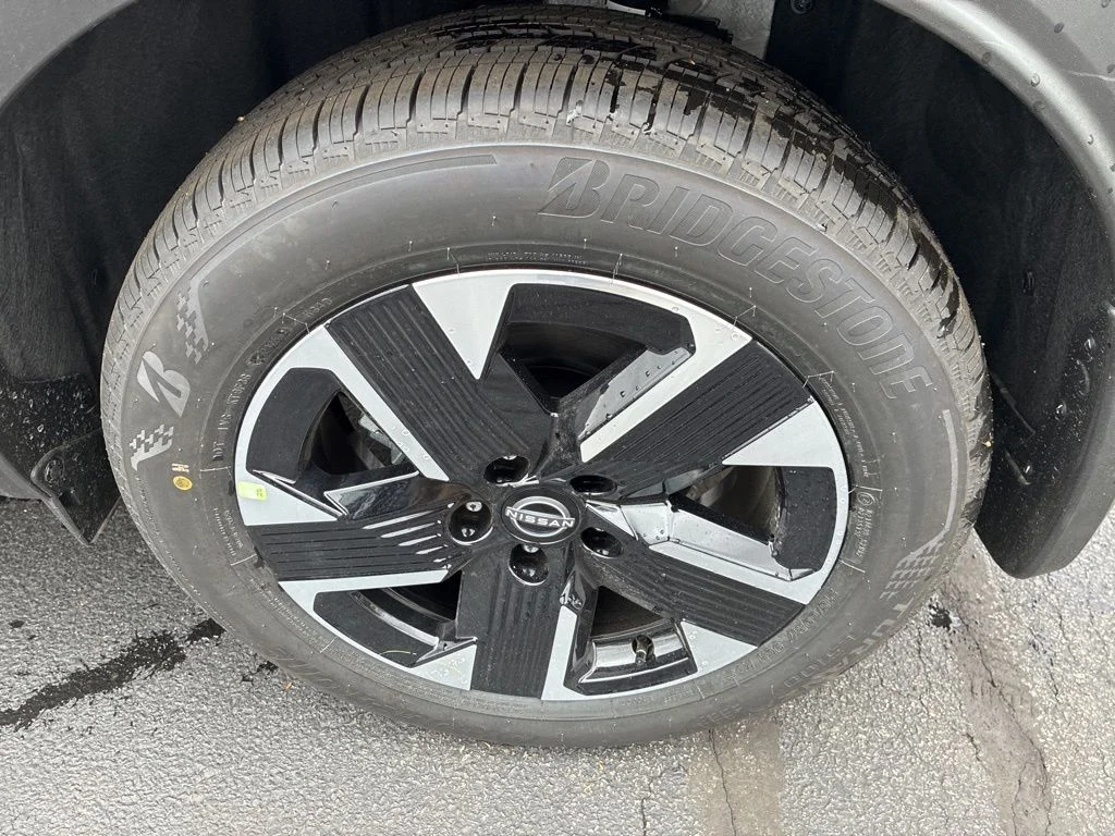 New 2026 Aspen White TriCoat / Super Black Two-tone Nissan SV image 11