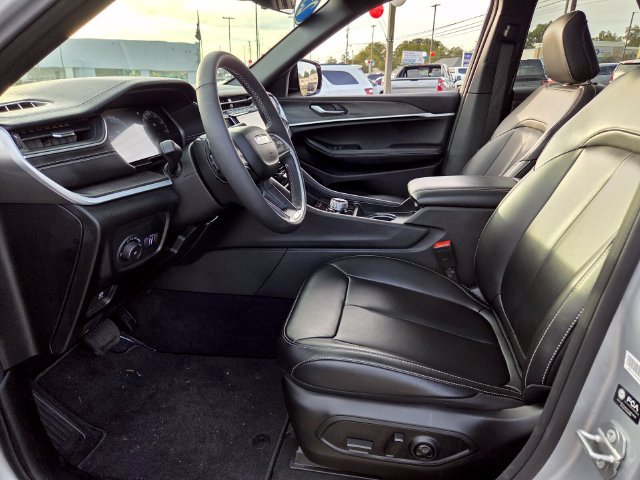Used 2025 Silver Jeep Limited image 5