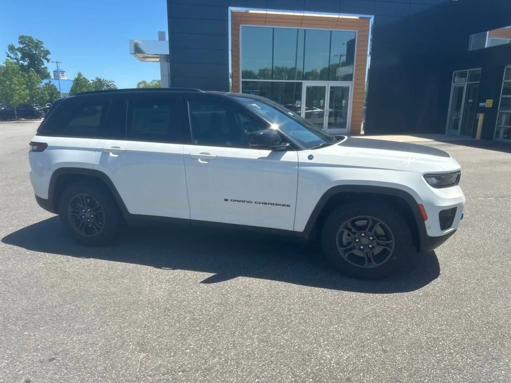 New 2024 Bright White Clear-Coat Exterior Paint Jeep Trailhawk 4xe image 16