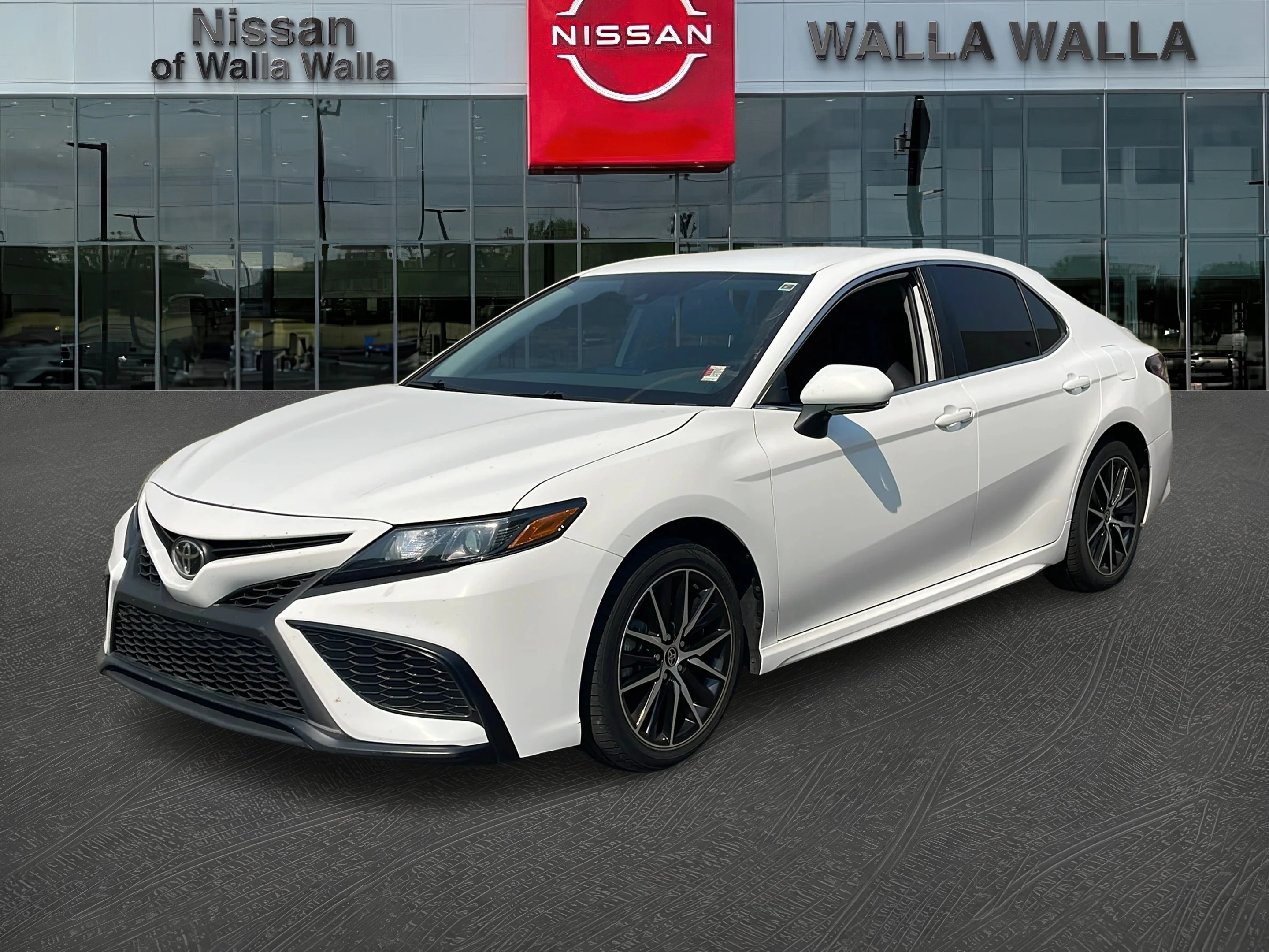 2024 Toyota Camry SE - Photo 3