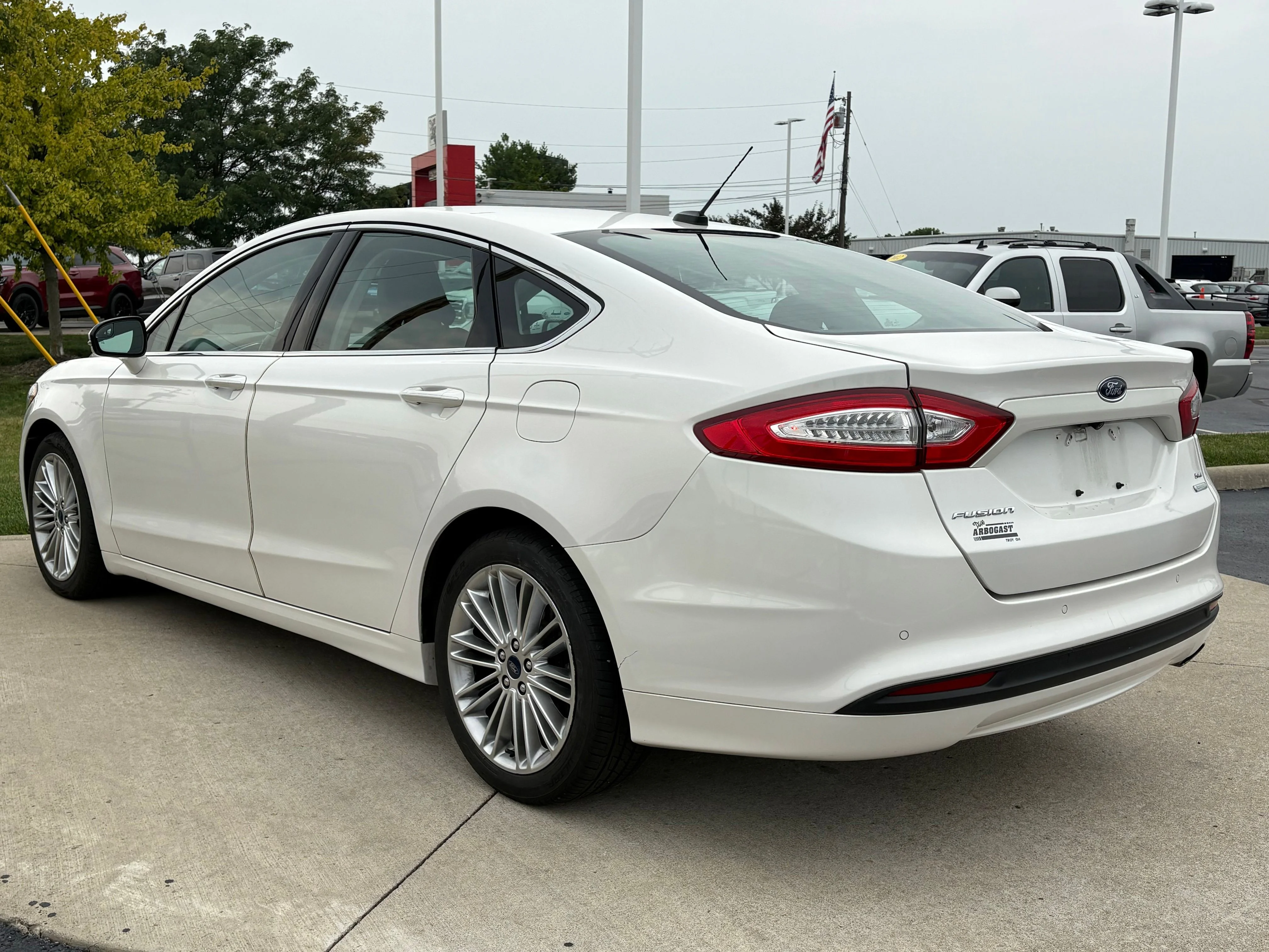 Used 2016 White Platinum Clearcoat Metallic Ford SE image 5