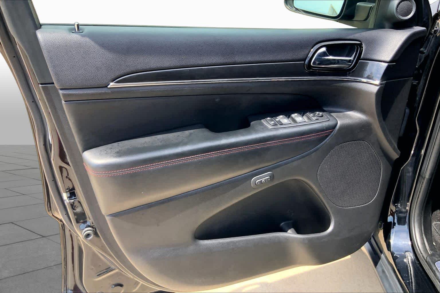 Used 2019 Diamond Black Crystal Pearlcoat Jeep Trailhawk image 21