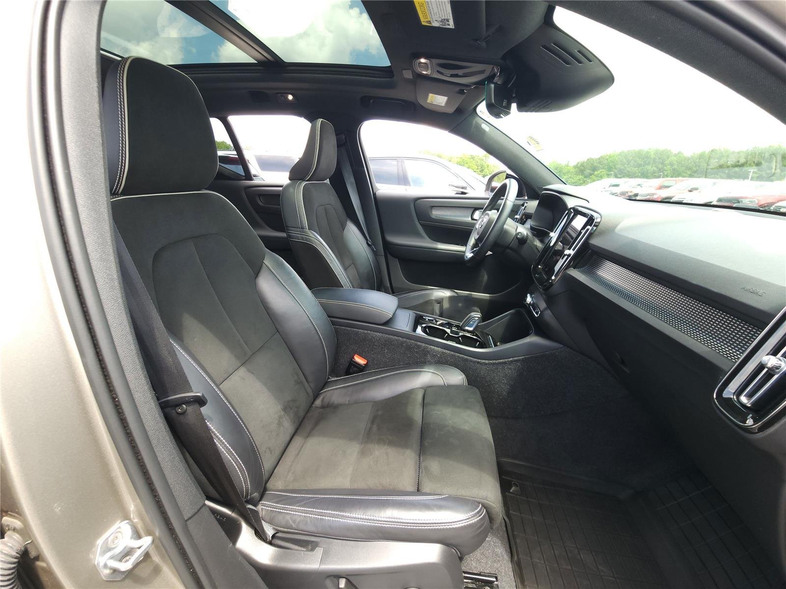Used 2022 Pebble Grey Metallic Volvo R-Design image 7