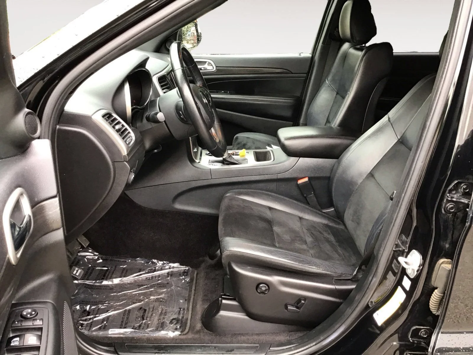 Used 2018 Diamond Black Crystal Pearlcoat Jeep Altitude image 22