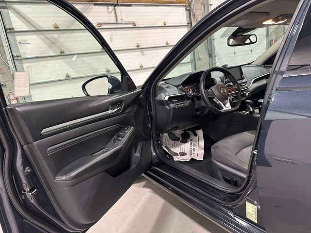 Used 2019 Blue Metallic Nissan 2.5 SV image 13