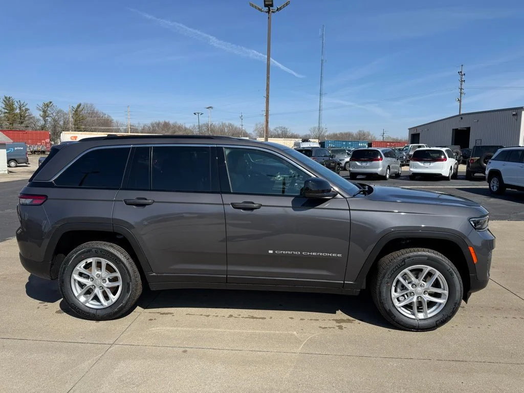 New 2026 Baltic Gray Metallic Clear-Coat Exterior Paint Jeep Laredo image 8