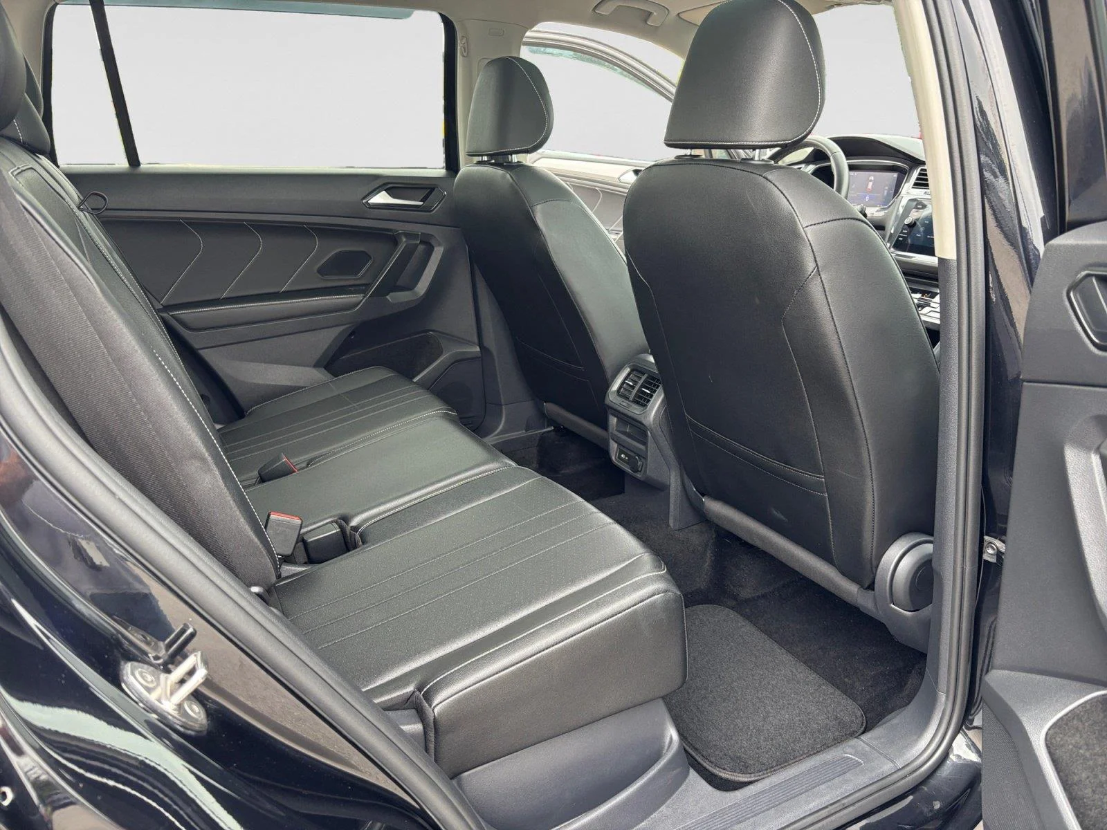 2023 Volkswagen Tiguan SE - Photo 48