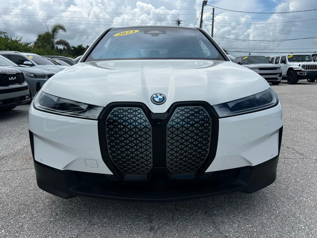 Used 2024 White BMW xDrive50 image 9