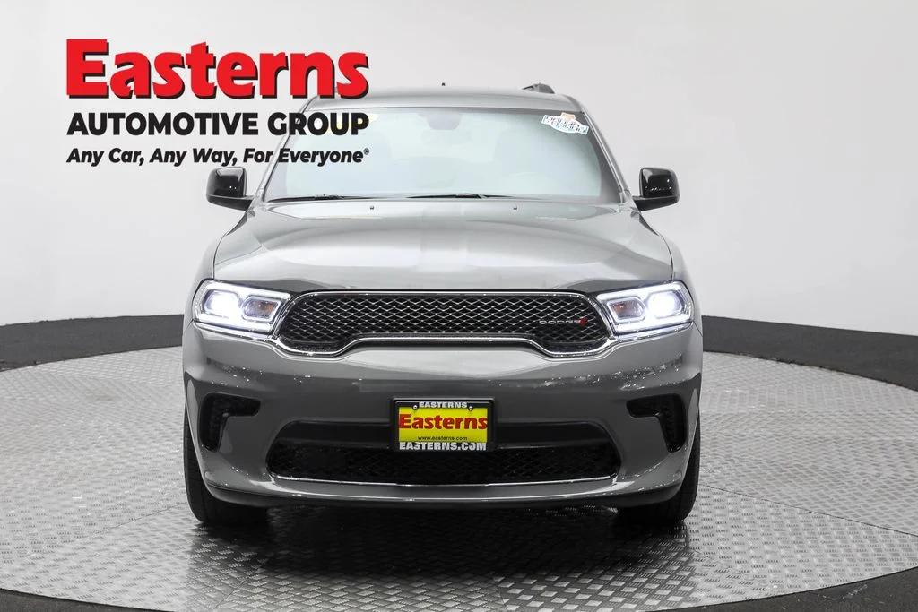Used 2023 Gray Dodge SXT image 2