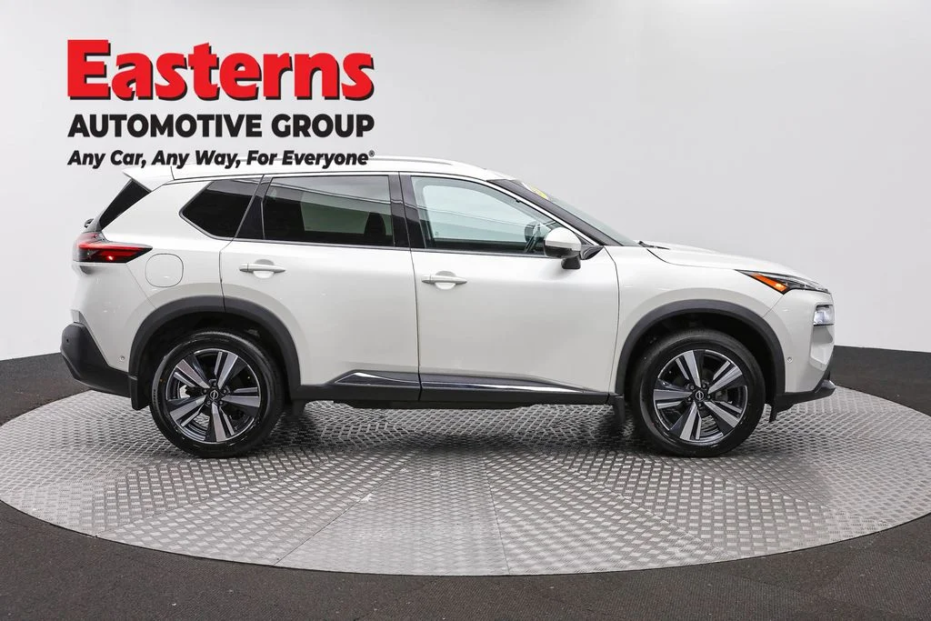Used 2023 White Nissan SL image 4