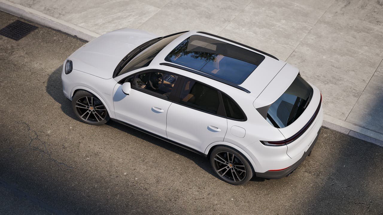 New 2026 Carrara White Metallic Porsche E-Hybrid image 4