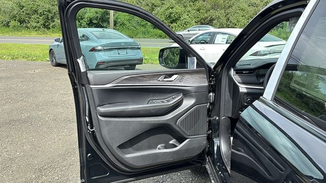 New 2026 Diamond Black Crystal Pearlcoat Jeep Limited image 8