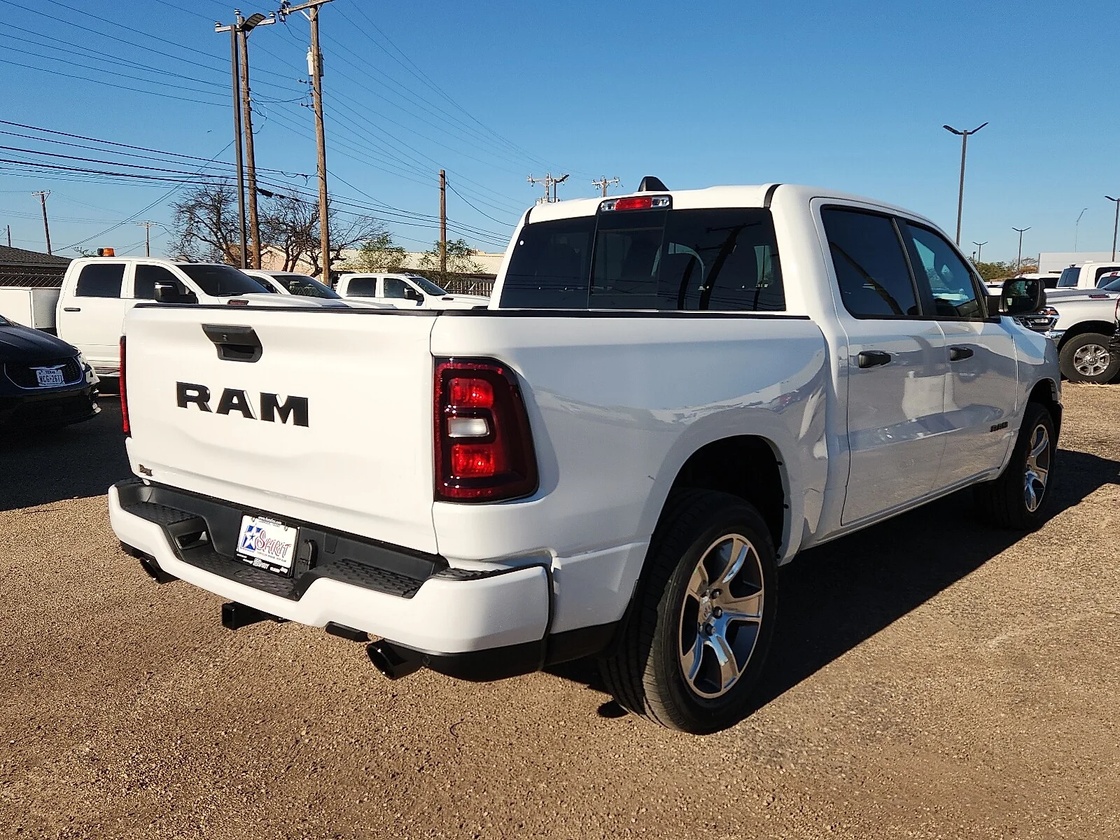 New 2027 PW7 Bright Whit Ram TRADESMAN CREW CAB 4X2 image 4