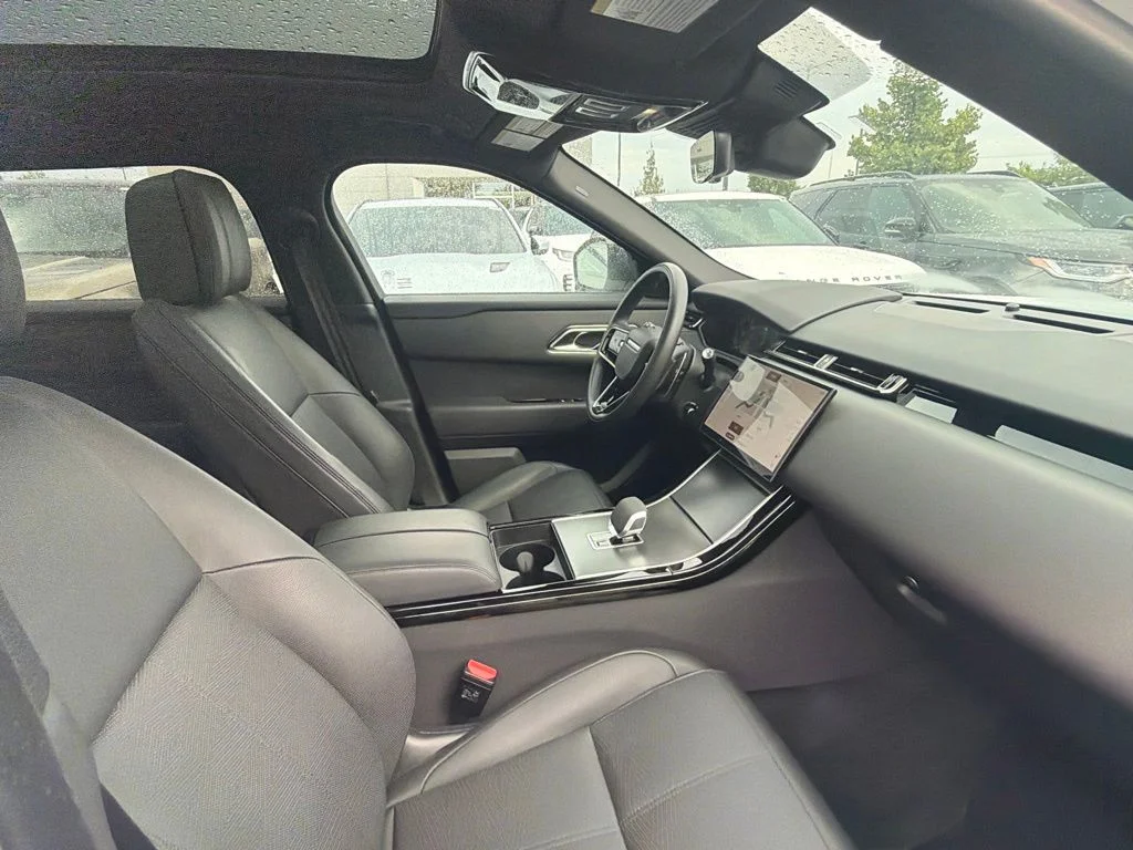 Used 2025 White Land Rover Dynamic HSE image 13