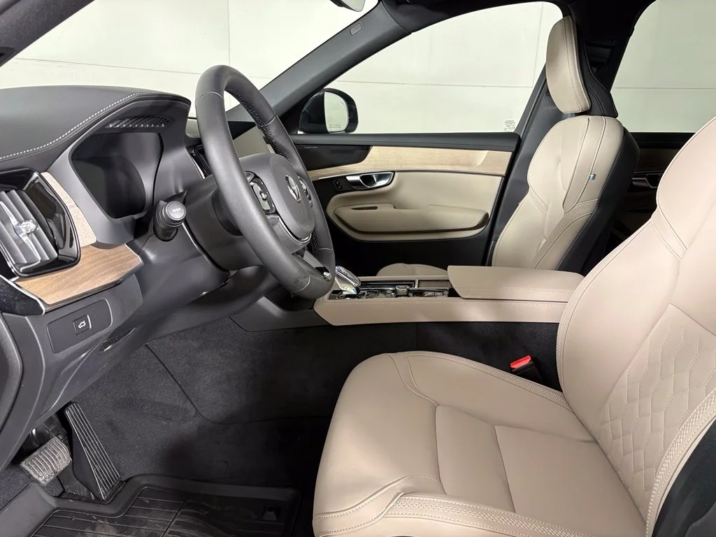 New 2027 Blue Volvo B6 Plus 7-Seater image 23