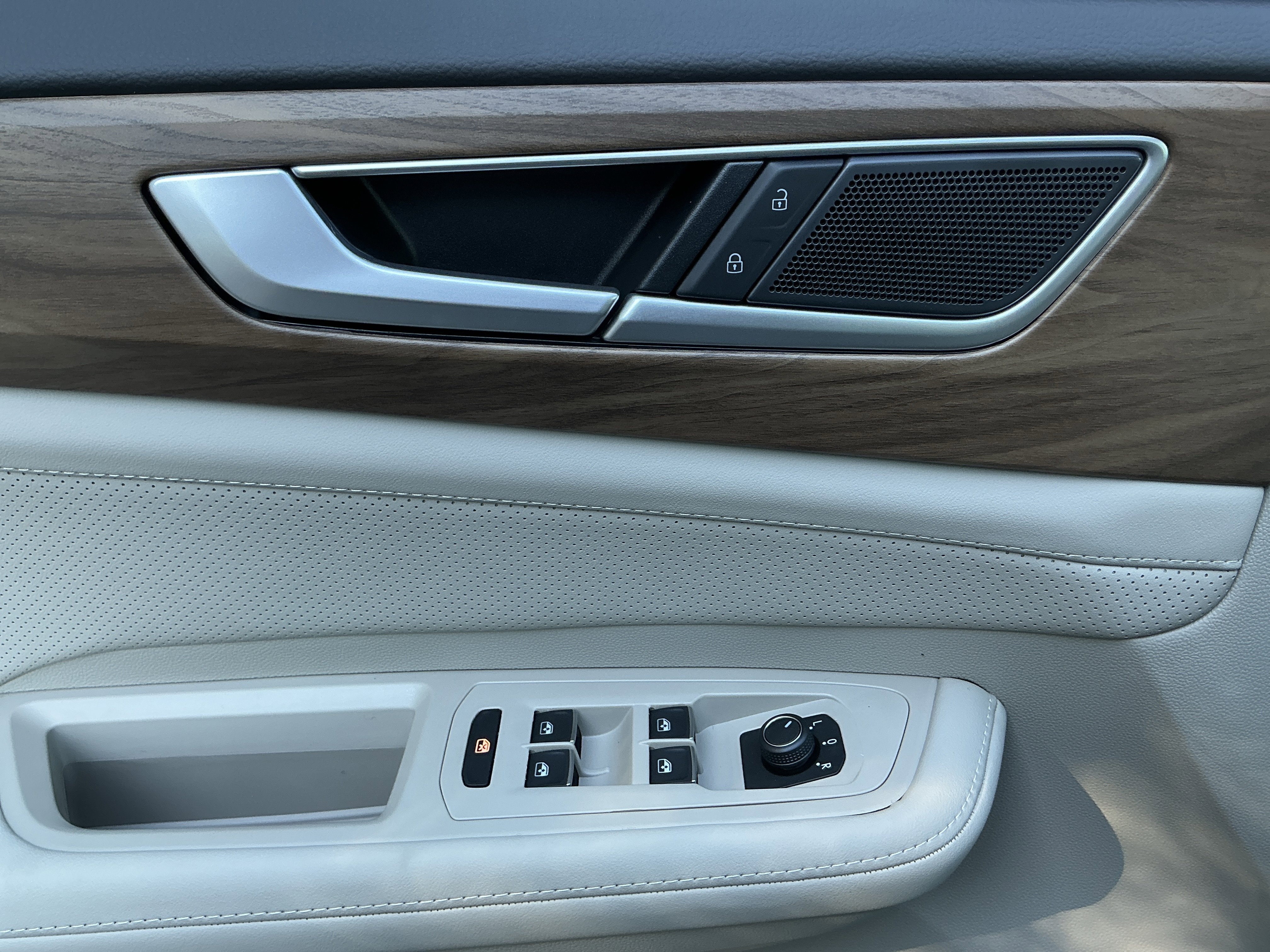 New 2026 Opal White Pearl Volkswagen 2.0T SE image 10