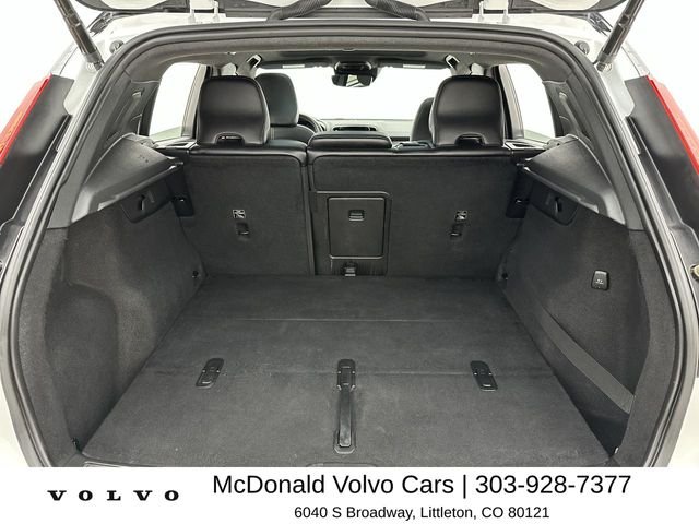 Used 2019 White Volvo R-Design image 24