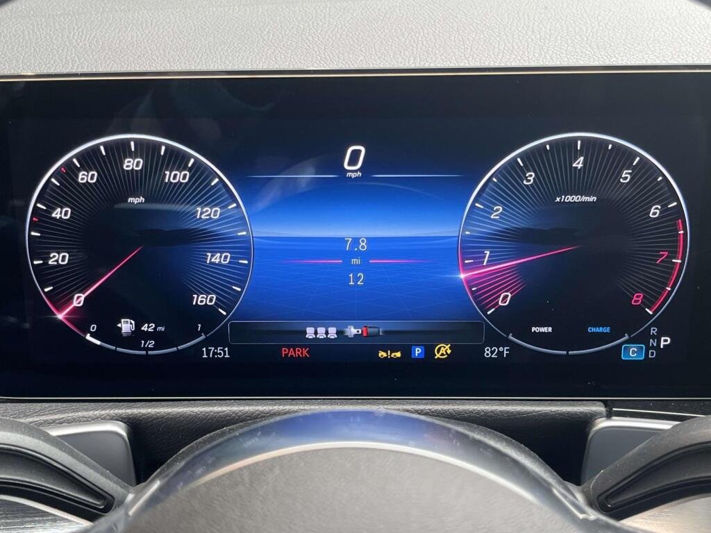 New 2026 Mountain Grey Metallic Mercedes-Benz GLB 250 image 3