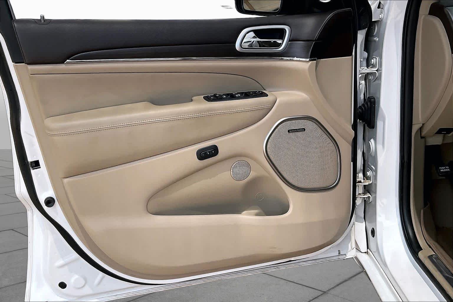 Used 2018 Ivory 3-Coat Jeep Overland image 20