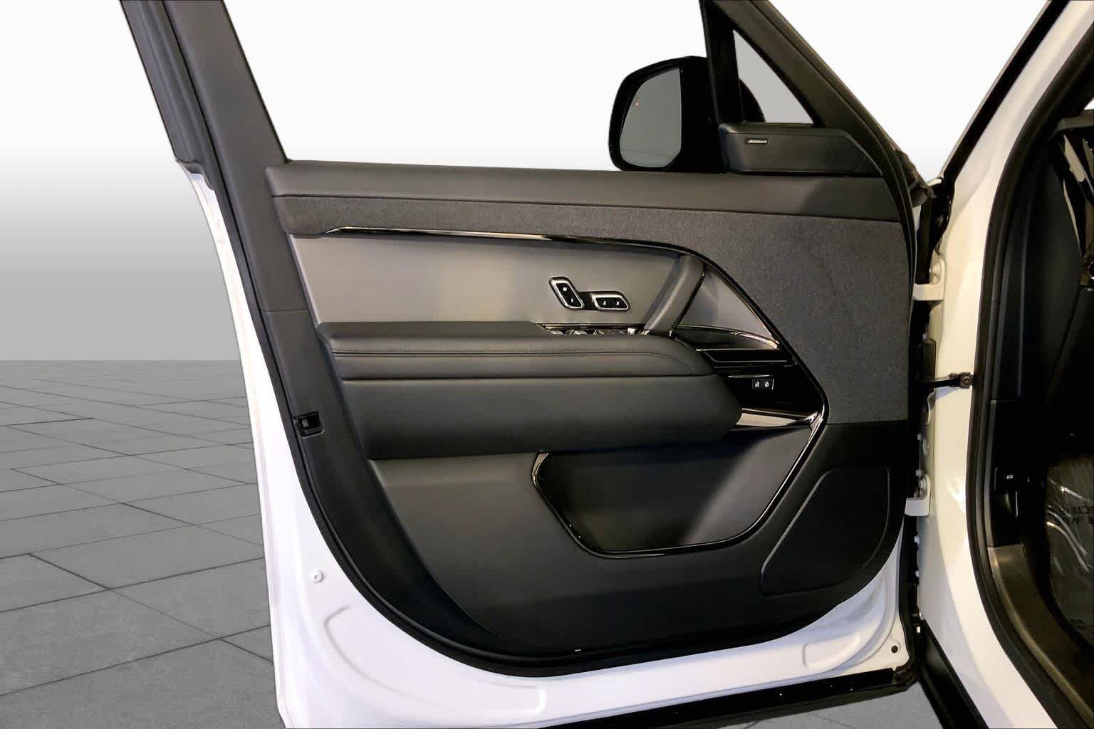 Used 2023 Fuji White Land Rover SE image 22