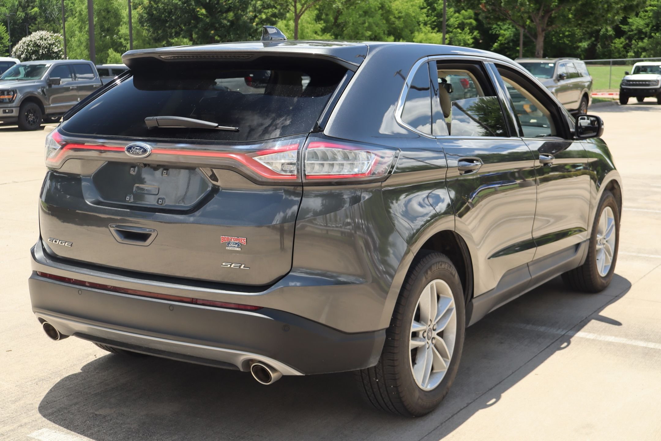 Used 2018 Gray Ford SEL image 3