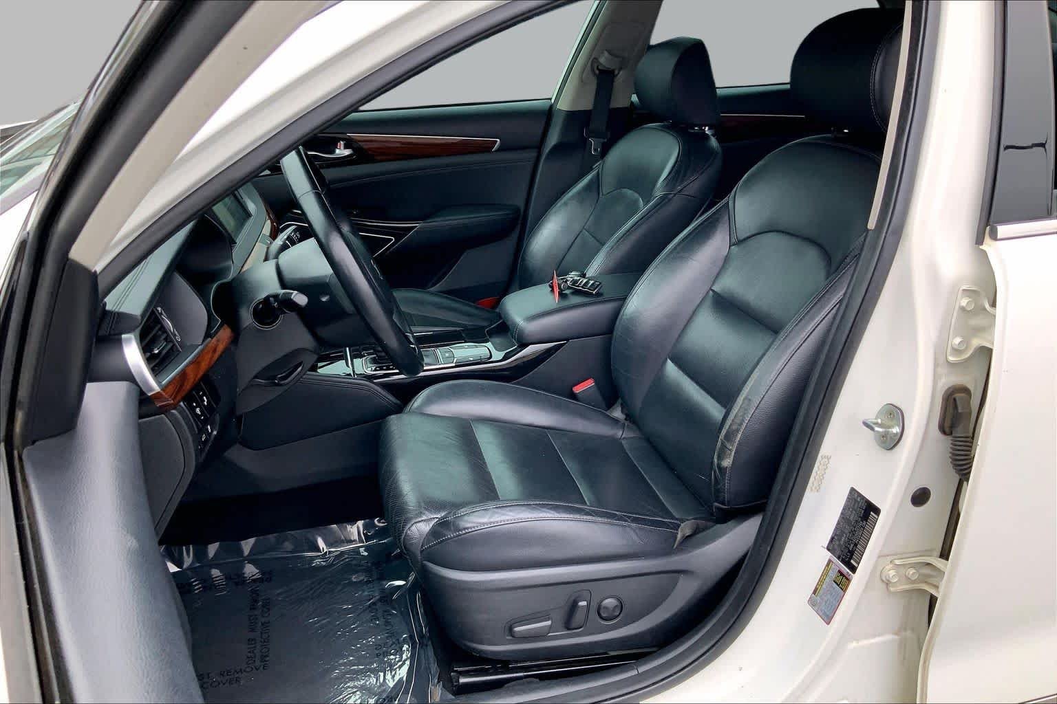 Pre-Owned 2017 Kia Cadenza Premium