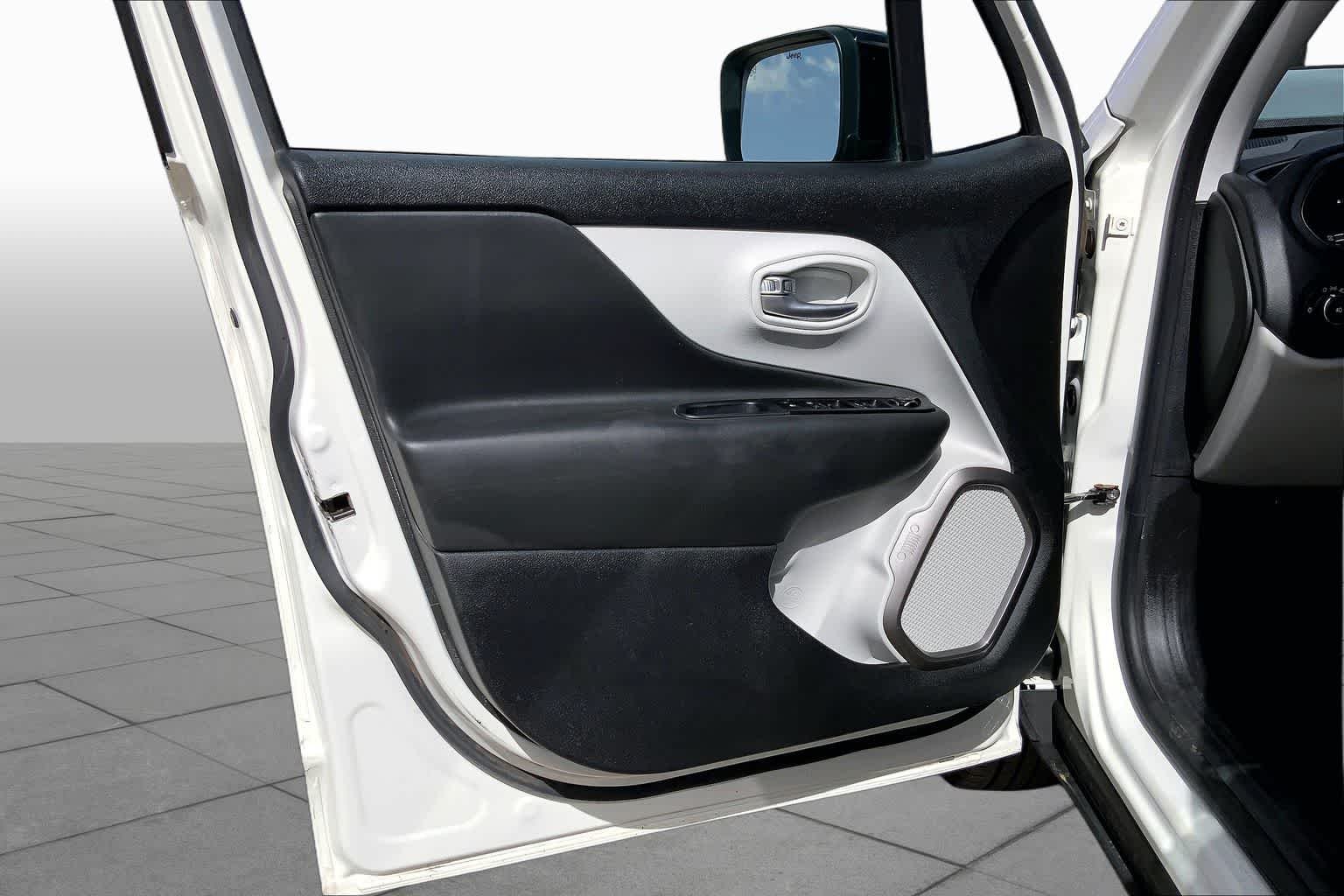 Used 2022 Alpine White Clearcoat Jeep Limited image 22