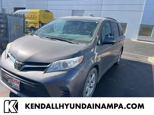 2018 Toyota Sienna LE V6 8-Passenger's photo
