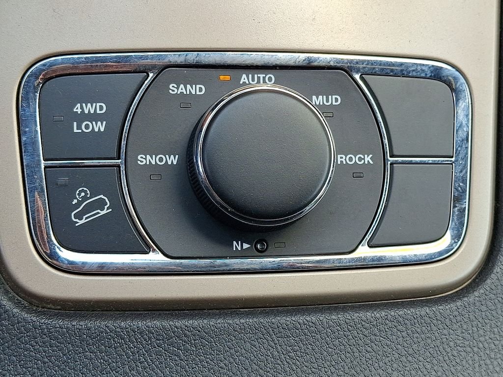 Used 2015 Silver Jeep Limited image 24