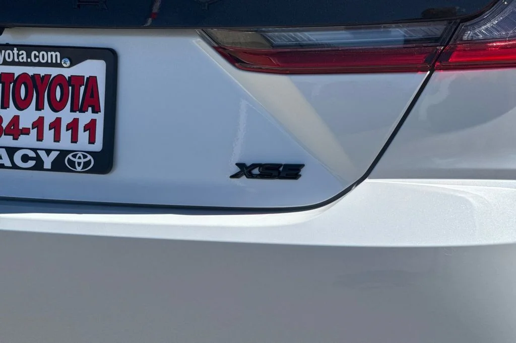 New 2026 Wind Chill Pearl with Midnight Black Metallic roof <sup>1</sup> Toyota  XSE image 26