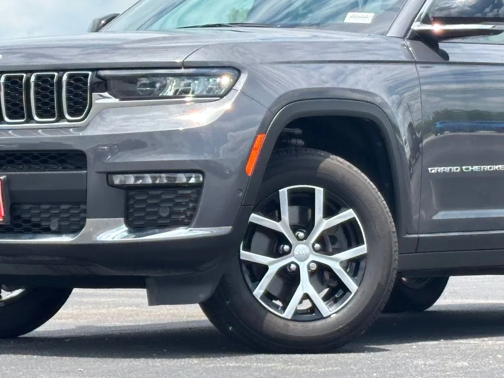 Used 2025 Gray Jeep Limited image 2