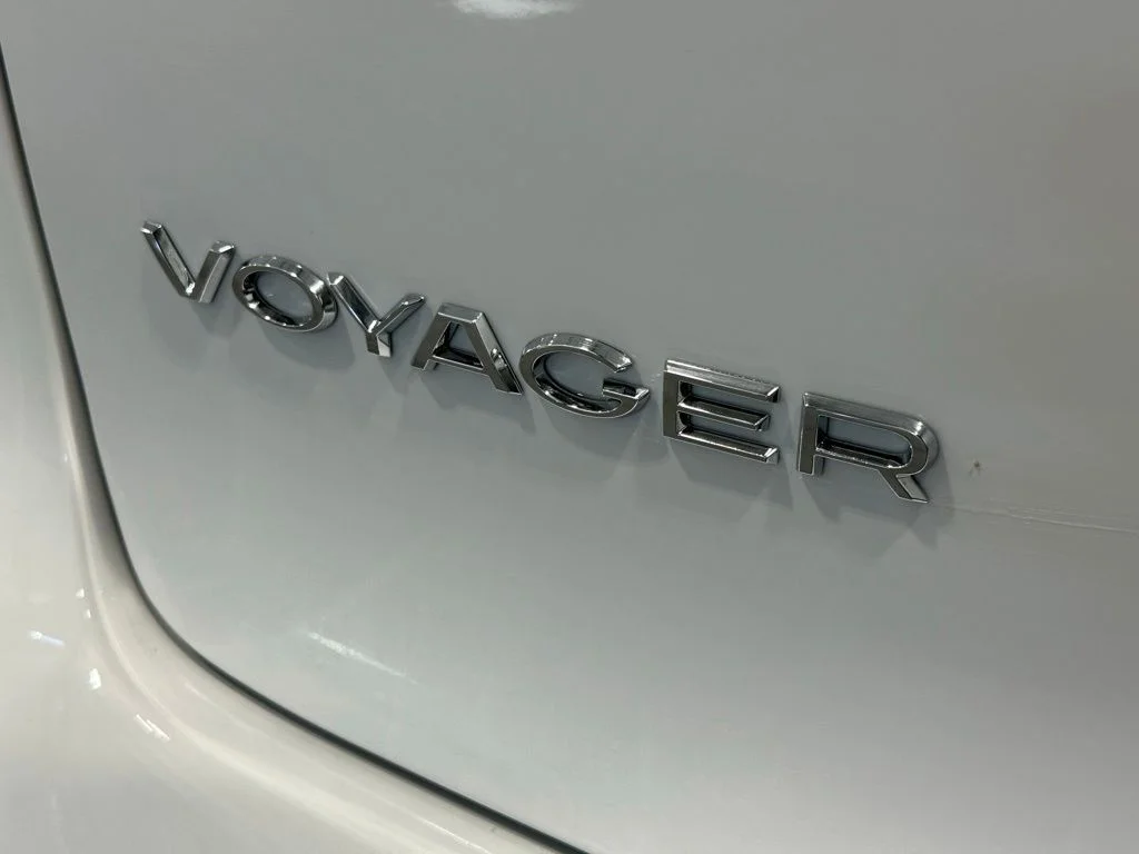 New 2026 Bright White Clear-Coat Exterior Paint Chrysler LX image 7