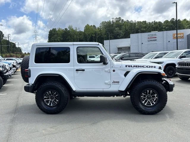 New 2025 Bright White Clear-Coat Exterior Paint Jeep Rubicon X image 14